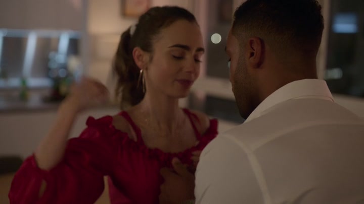 Emily_in_Paris_S02E07_WEBRip_x264-ION10_1357.jpg