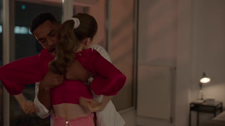 Emily_in_Paris_S02E07_WEBRip_x264-ION10_1364.jpg