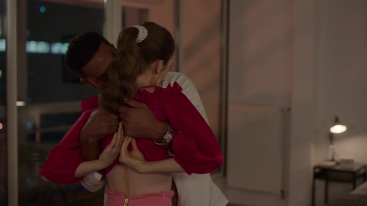 Emily_in_Paris_S02E07_WEBRip_x264-ION10_1365.jpg