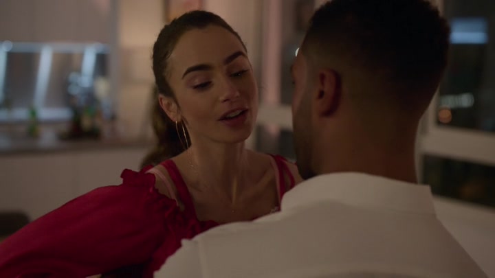 Emily_in_Paris_S02E07_WEBRip_x264-ION10_1369.jpg