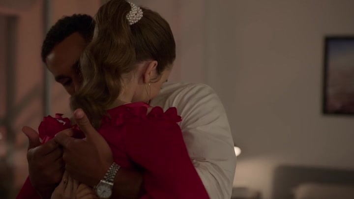 Emily_in_Paris_S02E07_WEBRip_x264-ION10_1375.jpg
