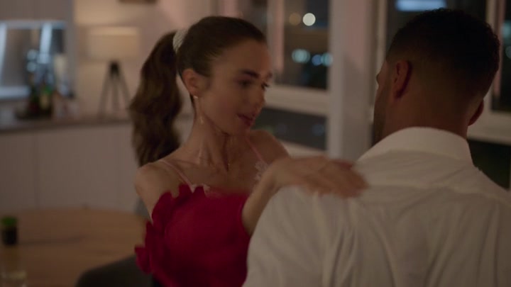Emily_in_Paris_S02E07_WEBRip_x264-ION10_1386.jpg