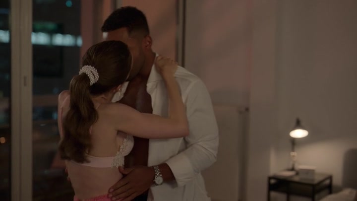 Emily_in_Paris_S02E07_WEBRip_x264-ION10_1392.jpg