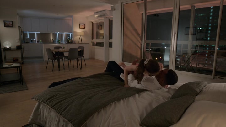Emily_in_Paris_S02E07_WEBRip_x264-ION10_1396.jpg