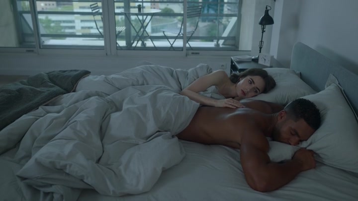 Emily_in_Paris_S02E07_WEBRip_x264-ION10_1407.jpg