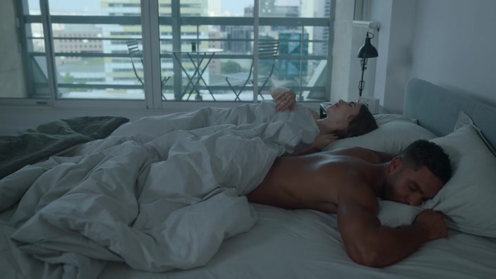 Emily_in_Paris_S02E07_WEBRip_x264-ION10_1416.jpg