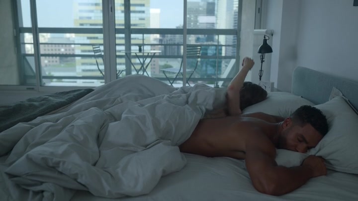 Emily_in_Paris_S02E07_WEBRip_x264-ION10_1422.jpg