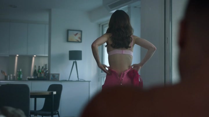 Emily_in_Paris_S02E07_WEBRip_x264-ION10_1454.jpg
