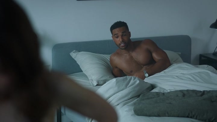 Emily_in_Paris_S02E07_WEBRip_x264-ION10_1456.jpg