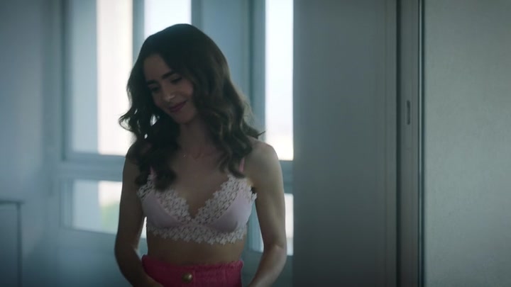 Emily_in_Paris_S02E07_WEBRip_x264-ION10_1474.jpg