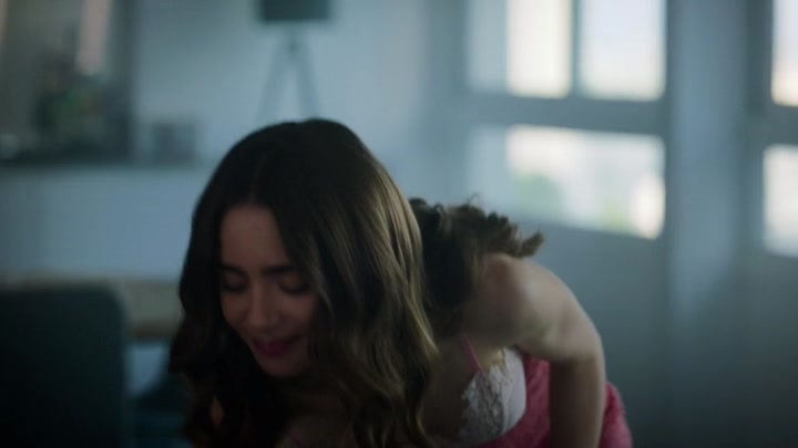 Emily_in_Paris_S02E07_WEBRip_x264-ION10_1477.jpg