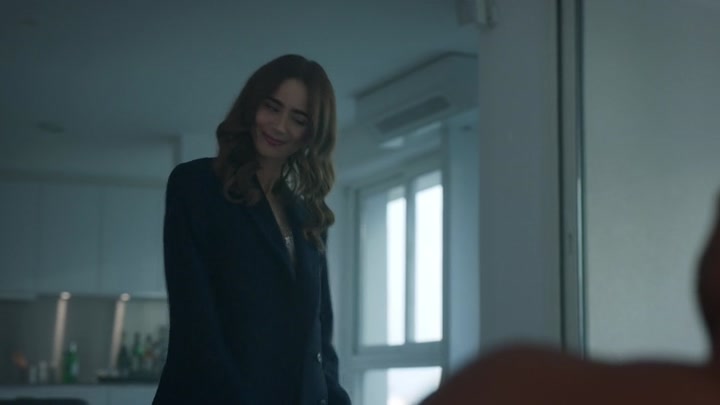 Emily_in_Paris_S02E07_WEBRip_x264-ION10_1495.jpg