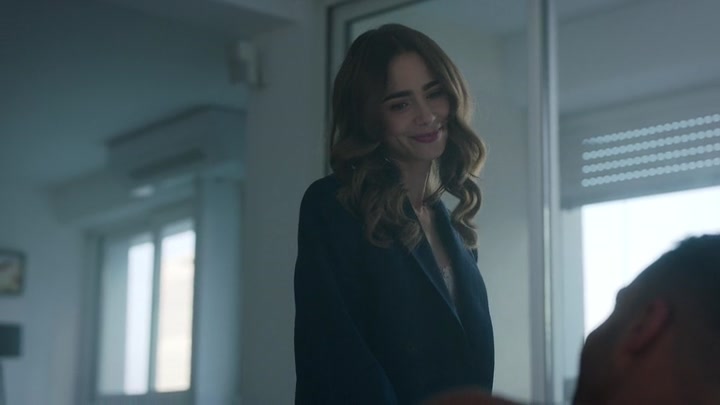 Emily_in_Paris_S02E07_WEBRip_x264-ION10_1508.jpg