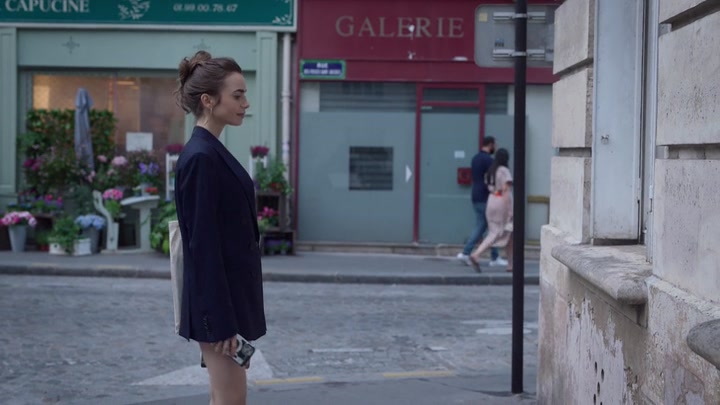 Emily_in_Paris_S02E07_WEBRip_x264-ION10_1543.jpg