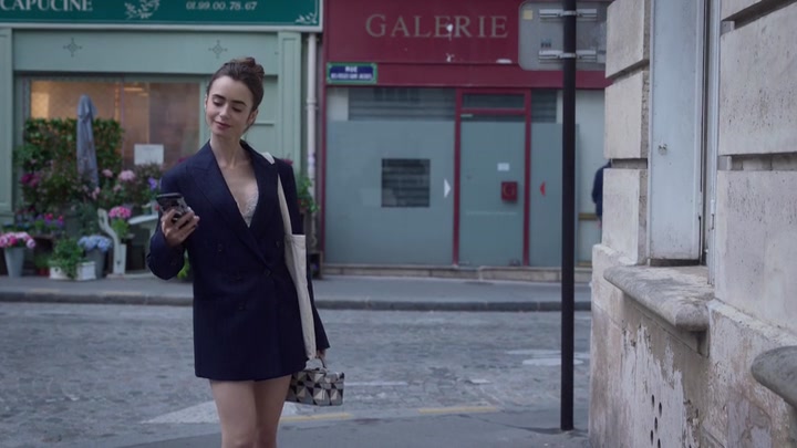 Emily_in_Paris_S02E07_WEBRip_x264-ION10_1546.jpg