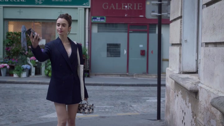 Emily_in_Paris_S02E07_WEBRip_x264-ION10_1547.jpg