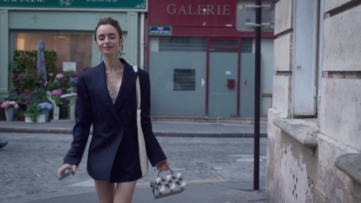 Emily_in_Paris_S02E07_WEBRip_x264-ION10_1561.jpg