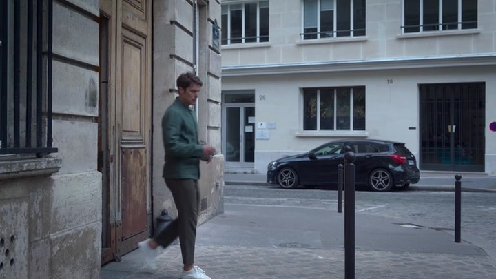 Emily_in_Paris_S02E07_WEBRip_x264-ION10_1562.jpg
