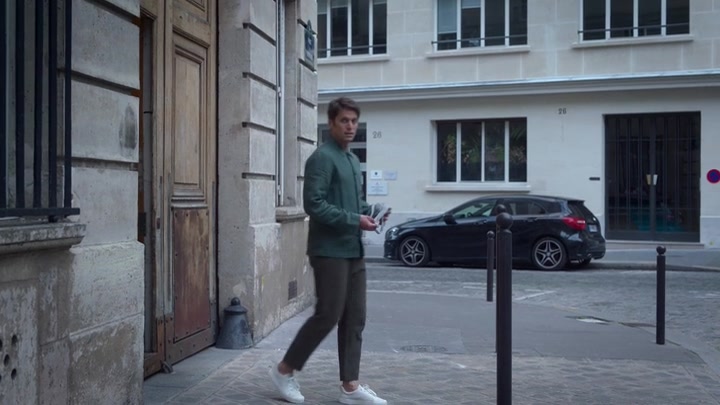 Emily_in_Paris_S02E07_WEBRip_x264-ION10_1563.jpg