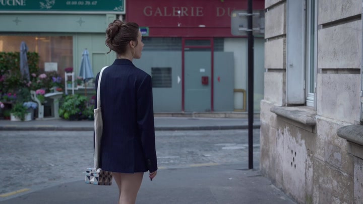 Emily_in_Paris_S02E07_WEBRip_x264-ION10_1568.jpg