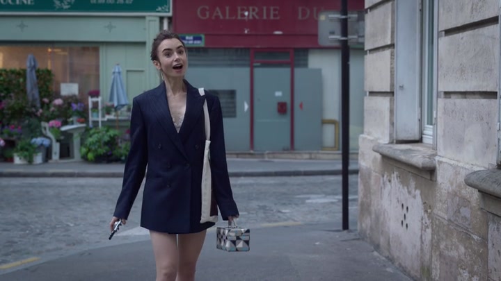 Emily_in_Paris_S02E07_WEBRip_x264-ION10_1570.jpg