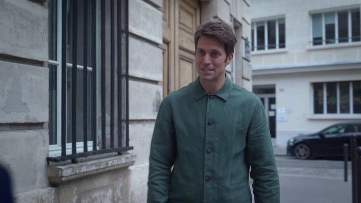 Emily_in_Paris_S02E07_WEBRip_x264-ION10_1575.jpg