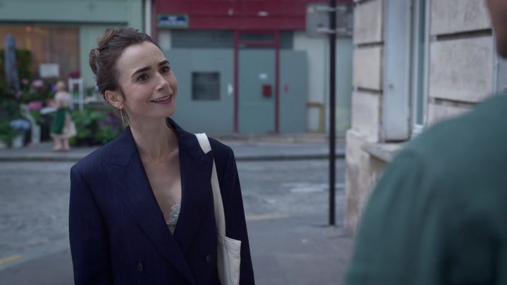 Emily_in_Paris_S02E07_WEBRip_x264-ION10_1582.jpg