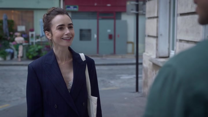 Emily_in_Paris_S02E07_WEBRip_x264-ION10_1583.jpg