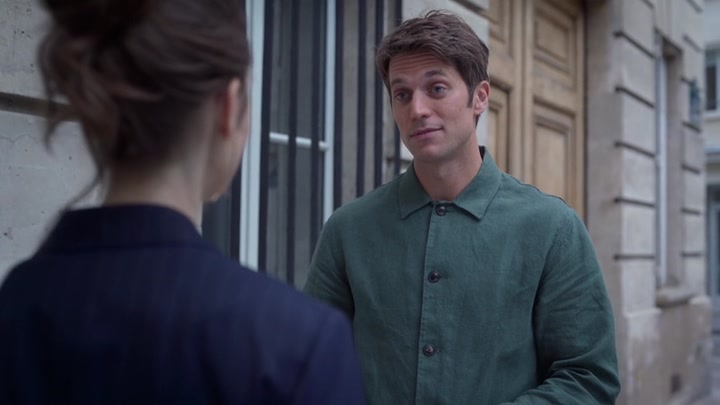 Emily_in_Paris_S02E07_WEBRip_x264-ION10_1587.jpg