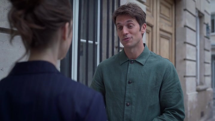 Emily_in_Paris_S02E07_WEBRip_x264-ION10_1588.jpg