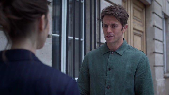 Emily_in_Paris_S02E07_WEBRip_x264-ION10_1593.jpg