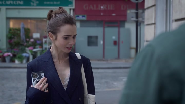 Emily_in_Paris_S02E07_WEBRip_x264-ION10_1600.jpg