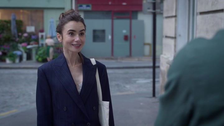 Emily_in_Paris_S02E07_WEBRip_x264-ION10_1611.jpg