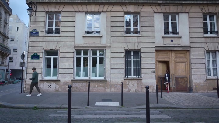 Emily_in_Paris_S02E07_WEBRip_x264-ION10_1626.jpg