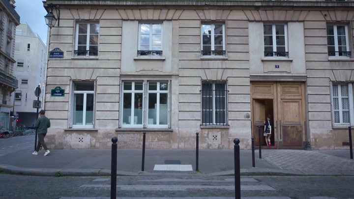 Emily_in_Paris_S02E07_WEBRip_x264-ION10_1627.jpg