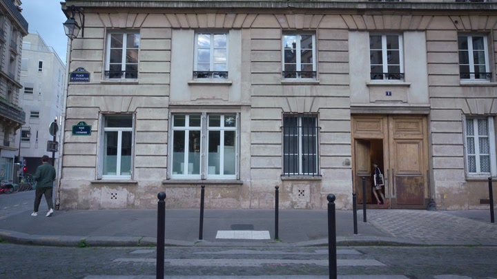 Emily_in_Paris_S02E07_WEBRip_x264-ION10_1628.jpg