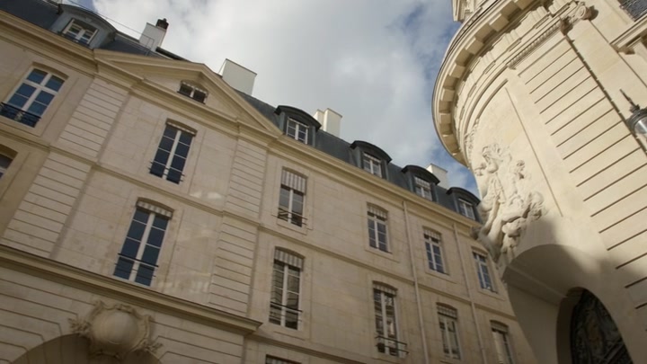 Emily_in_Paris_S02E07_WEBRip_x264-ION10_1633.jpg
