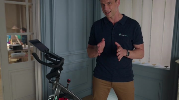 Emily_in_Paris_S02E07_WEBRip_x264-ION10_1643.jpg