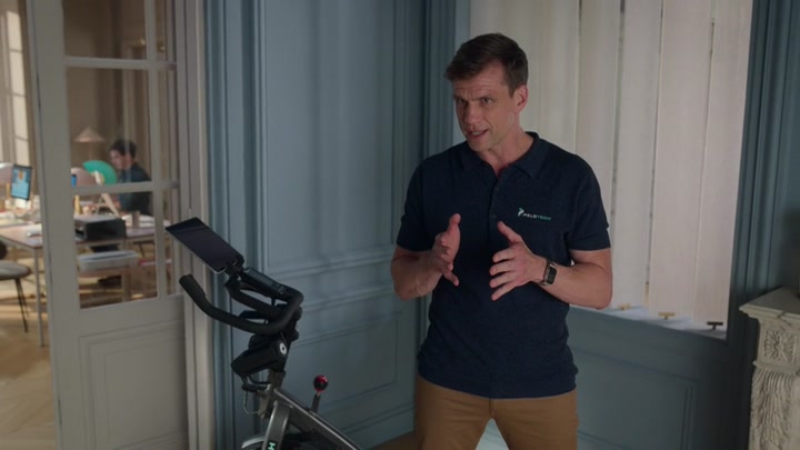 Emily_in_Paris_S02E07_WEBRip_x264-ION10_1645.jpg