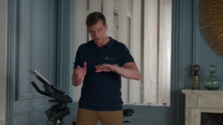 Emily_in_Paris_S02E07_WEBRip_x264-ION10_1653.jpg