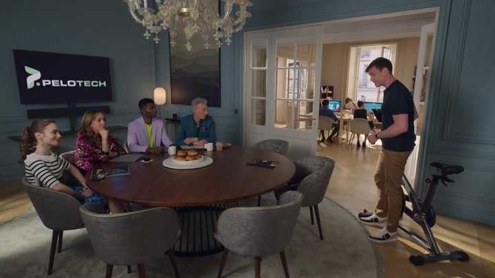 Emily_in_Paris_S02E07_WEBRip_x264-ION10_1657.jpg