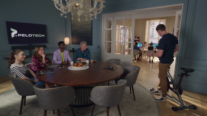 Emily_in_Paris_S02E07_WEBRip_x264-ION10_1659.jpg
