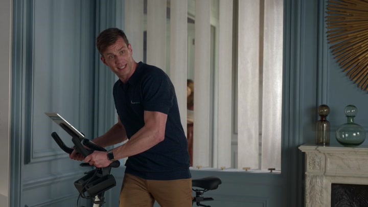Emily_in_Paris_S02E07_WEBRip_x264-ION10_1661.jpg