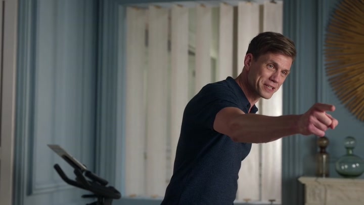 Emily_in_Paris_S02E07_WEBRip_x264-ION10_1743.jpg