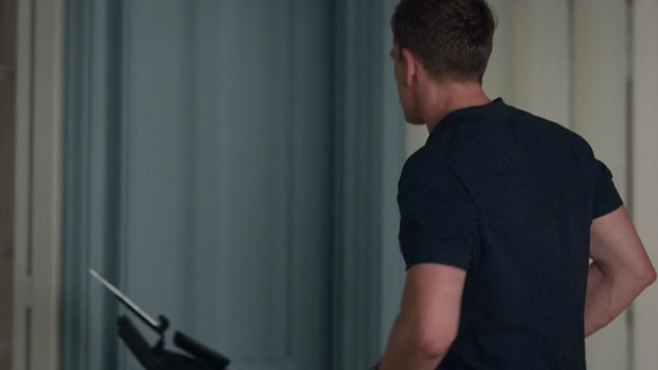 Emily_in_Paris_S02E07_WEBRip_x264-ION10_1762.jpg