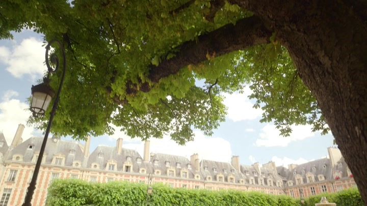 Emily_in_Paris_S02E07_WEBRip_x264-ION10_1811.jpg