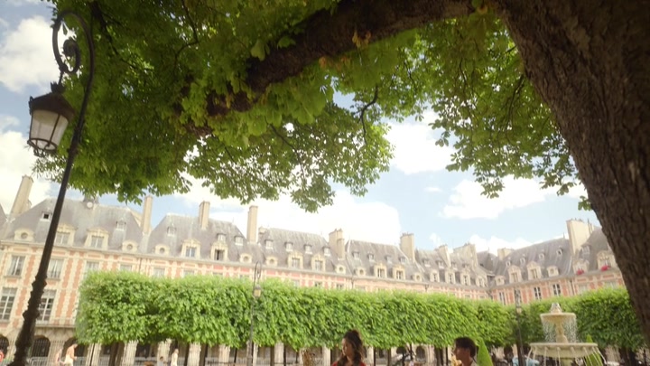 Emily_in_Paris_S02E07_WEBRip_x264-ION10_1812.jpg