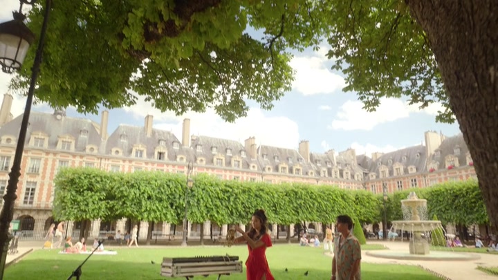 Emily_in_Paris_S02E07_WEBRip_x264-ION10_1813.jpg