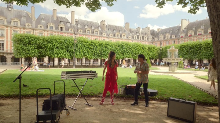 Emily_in_Paris_S02E07_WEBRip_x264-ION10_1817.jpg