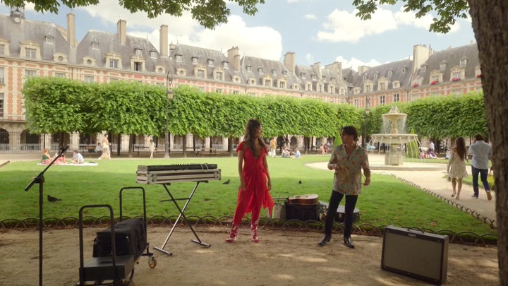 Emily_in_Paris_S02E07_WEBRip_x264-ION10_1820.jpg